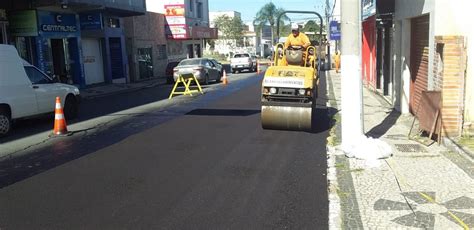 Ruas do Centro de Rio Negro estão recebendo recapeamento asfáltico