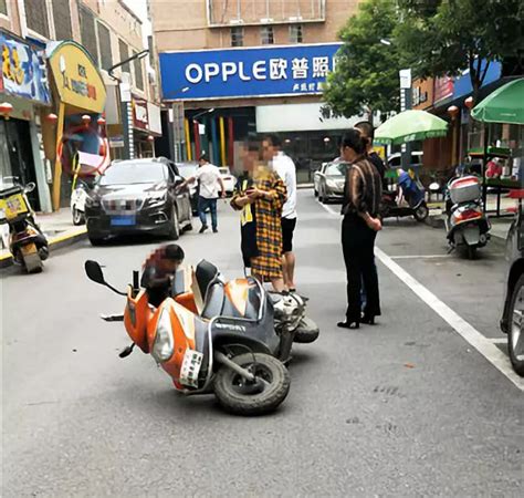 今天上午湘东新街一女子骑电动车拐弯摔倒，路人都吓坏了车辆