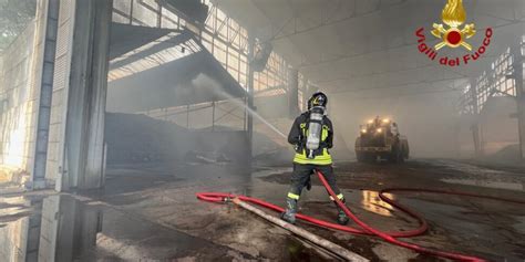 Catania Incendio In Un Capannone Della Zona Industriale Giornale Di