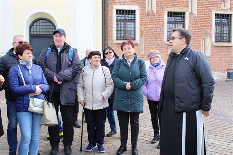 Pielgrzymka Rodziny Szkaplerznej Do Sanktuarium Krzy A Wi Tego