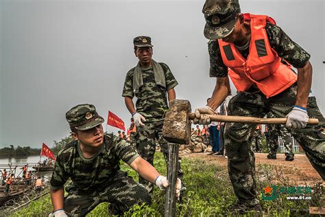 抗洪一线震撼画面！战士的力量与坚守！ 中国军网