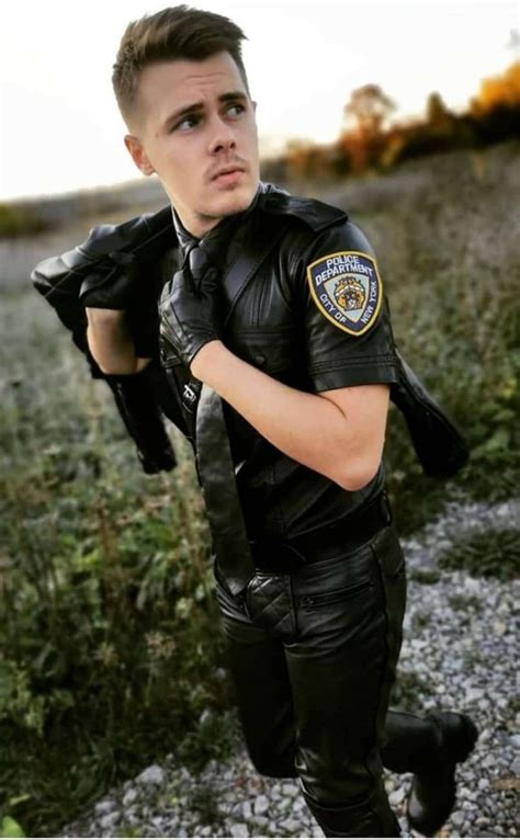 Pin von Brian B auf Police Officers Wearing Gloves | Männer outfit ...