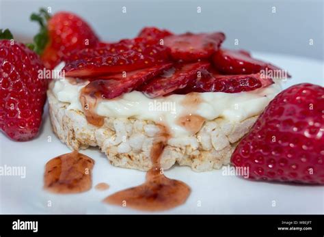 Galletas De Arroz Rojo Fotograf As E Im Genes De Alta Resoluci N Alamy