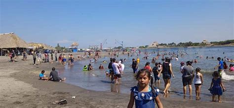 Turistas abarrotan playas y destinos turísticos