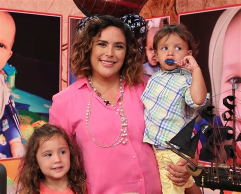 Angélica Vale busca maestra online para sus hijos