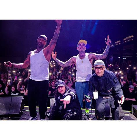 Vocalista e sex symbol dono de hit dos anos aparece irreconhecível ao ser preso por