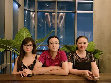 Lộ ảnh đi ăn tối nhan sắc các thành viên trong gia đình hot girl Midu