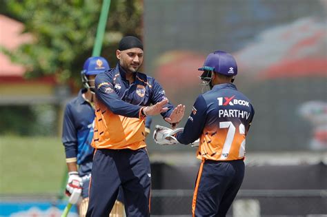 Parthiv Patel Congratulates Harbhajan Singh For Dismissing Jesse Ryder