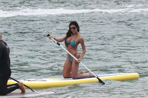 EGO Lorena Bueri mostra corpão ao fazer stand up paddle no Rio