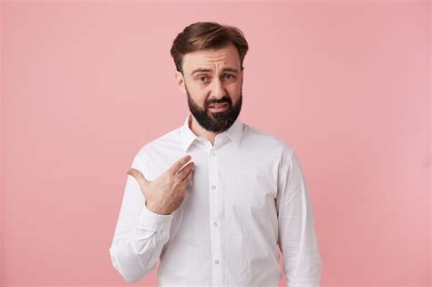 D Concert Jeune Homme Brune Non Ras E Avec Une Coiffure La Mode