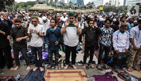 Foto Salat Berjemaah Di Sela Aksi Tolak Uu Cipta Kerja Foto