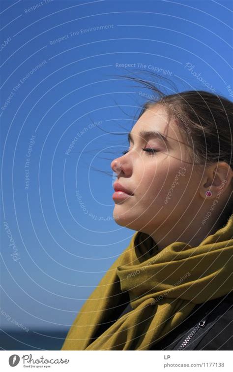 Mädchen mit geschlossenen Augen ein lizenzfreies Stock Foto von Photocase