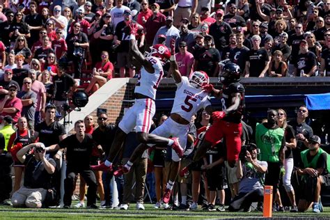 Final Huddle Oklahoma Football Topples Cincinnati Football 20 6 At