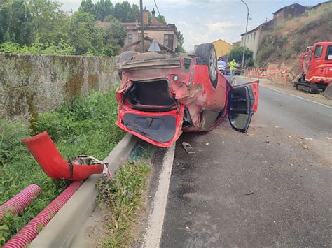 Sucesos En Ourense Vuelca Un Coche Tras Chocar Contra Una Excavadora