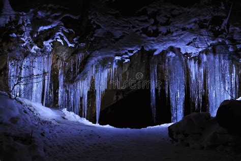 T Nel Escuro Pequeno Da Caverna De Gelo Na Geleira De Matanuska Em