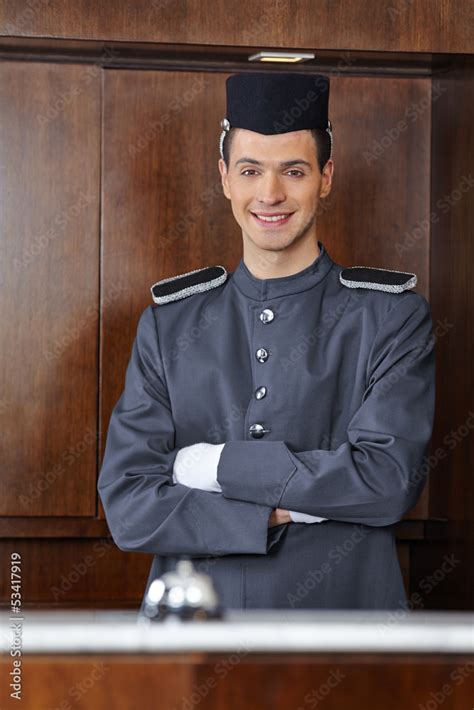 Concierge im Hotel mit verschränkten Armen Stock Photo Adobe Stock