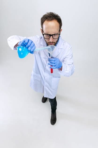 Retrato de um jovem cientista químico ou médico realiza pesquisas