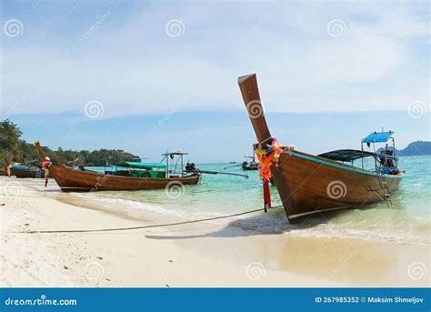 Thai Tradicional Barco De Cola Larga De Madera Y Hermosa Playa De Arena