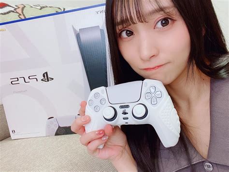 根岸愛 Ps5がおうちにやってきて るんるんです 電子機器汚したくない人だから買って即行コントローラーのカバー付けた Ps5 Playstation Gam Moe Zine