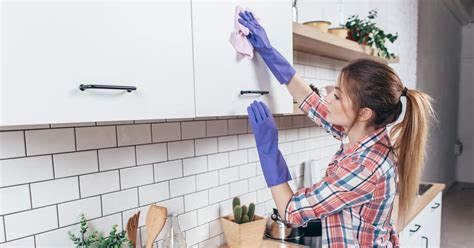 How To Clean Old Grease From Kitchen Cabinets Fast Easy Sponge Hacks