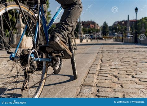 Hombre Irreconocible Montando Bicicleta En La Ciudad Cerrar Imagen De