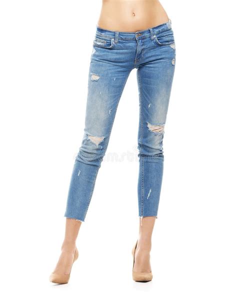 Jambes Femelles Minces Et Sexy Dans Des Jeans D Isolement Sur Le Blanc