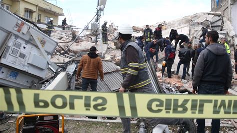 Depremde hasar gören 2 katlı bina 5 gün sonra çöktü