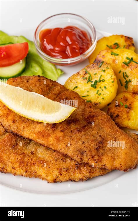 Nahaufnahme Von Einem Wiener Schnitzel Mit Kartoffeln Hi Res Stock