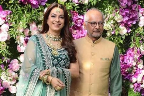 Juhi Chawla Daughter Wedding Photo : Juhi Chawla Looking So Happy In ...