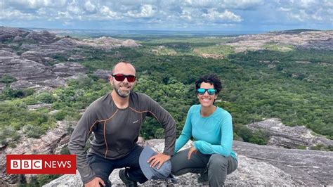 O casal que viaja em trailer há três anos para conhecer os 74 parques