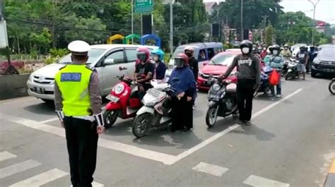 Pengendara Di Jalur Protokol Kota Serang Diberhentikan Saat Pembacaan