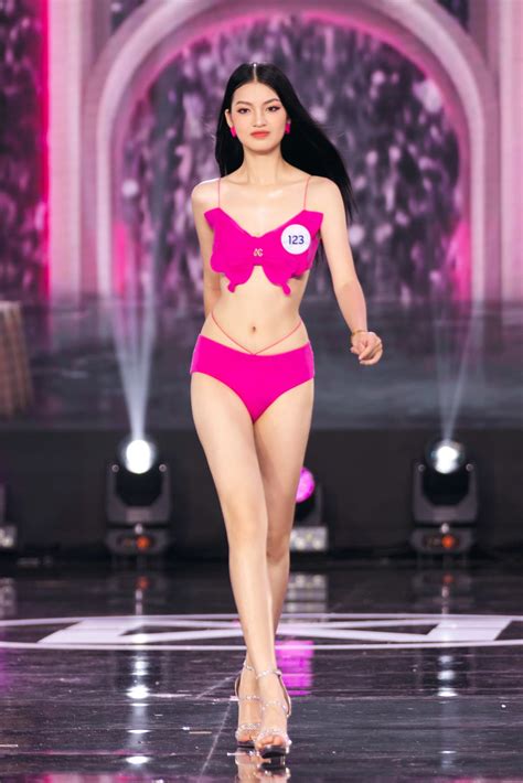 Thí sinh Hoa hậu Thế giới Việt Nam trình diễn bikini nóng bỏng