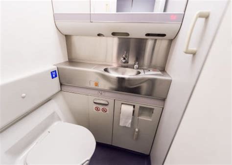 The best time to use an airplane bathroom - Business Insider