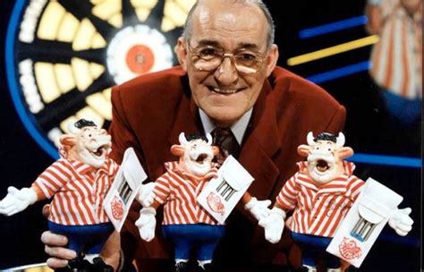 Bullseye presenter Jim Bowen dies aged 80 - ITV News