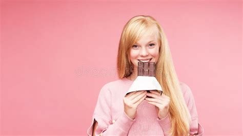 Jeune Belle Blonde Avec Du Chocolat La Fille De L Adolescence Mord Le Chocolat La Tentation De