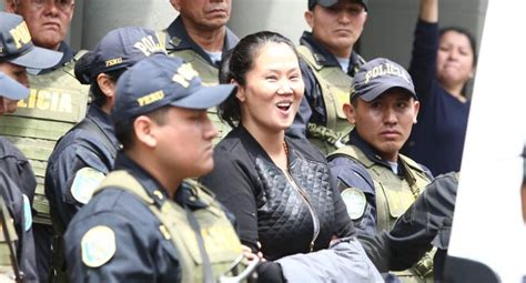 Keiko Fujimori Y Su Peculiar Sonrisa Al Ser Trasladada Al Penal Anexo