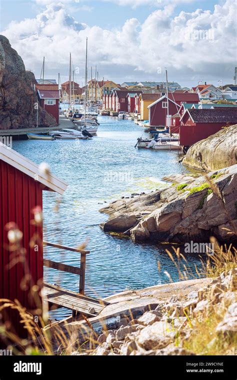 Hangars Bateaux Et Entrep Ts Aux Fa Ades En Bois Rouge Et Rochers De