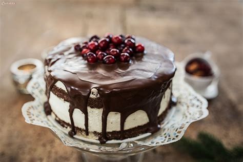 Das ist ein Rezept für Naked Cake Schokoladenkuchen mit Glasur