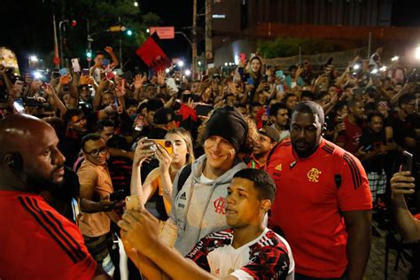 Torcida do Flamengo faz a festa na chegada da delegação rubro negra em