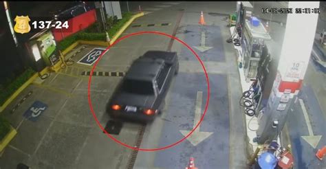 Video OIJ Busca Carro Relacionado Con Triple Homicidio