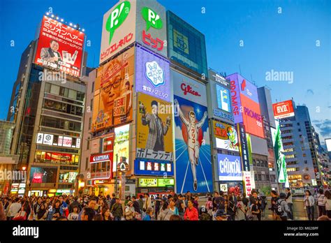 Osaka Jap N Abril Multitud De Gente Durante La Semana De