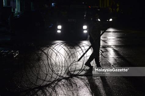 Tentera Buka Kawat Duri Selepas PKPD Ditamatkan Di Plaza Hentian Kajang