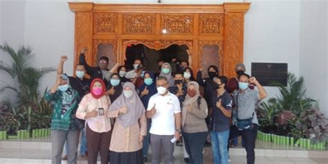 Pasang Pita Putih Jurnalis Balikpapan Gelar Aksi Solidaritas Untuk