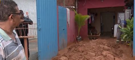 Lama invade casas após rompimento de tubulação da BRK Alagoas 24