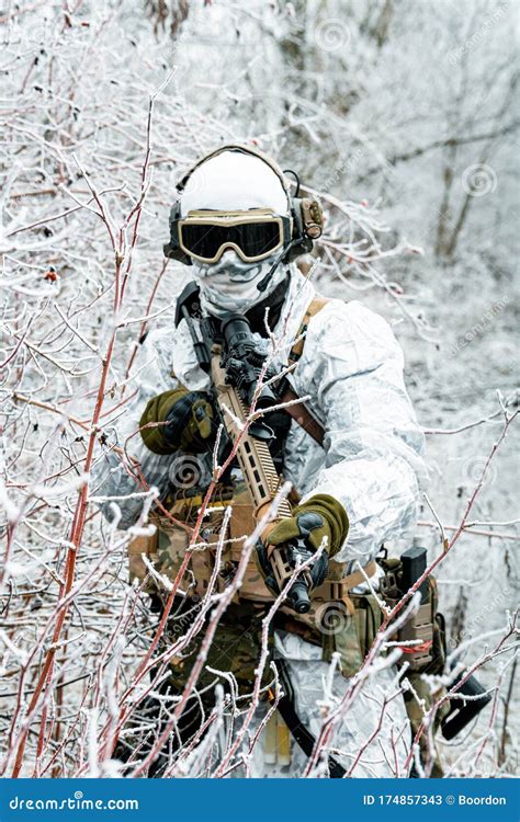 Militar De Uniforme Branco De Camuflagem Machinegun Soldado No