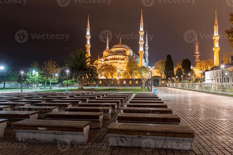 Blue Mosque in Istanbul at night 16674540 Stock Photo at Vecteezy