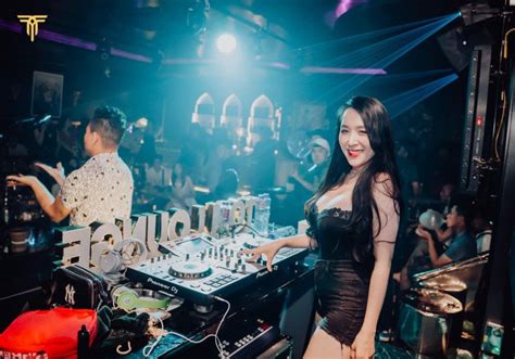 Vợ DJ của Khắc Việt cứ lên bar là ăn mặc trễ nải nay khoe ảnh bikini phải xin phép chồng