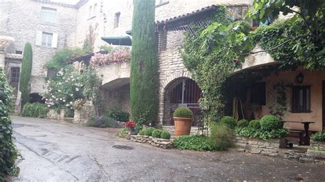 Passer De L Esterel Au Van Gordes Village Des Borries Abbaye De