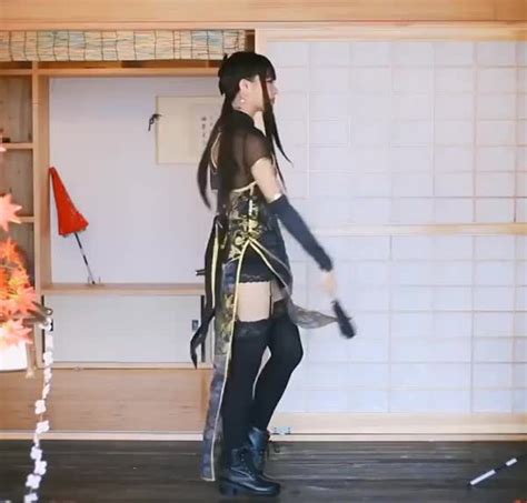 Asian Babe Dancing Scrolller