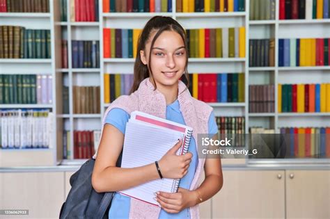 Photo Libre De Droit De Portrait Dune Écolière Adolescente Regardant Lappareil Photo Fond